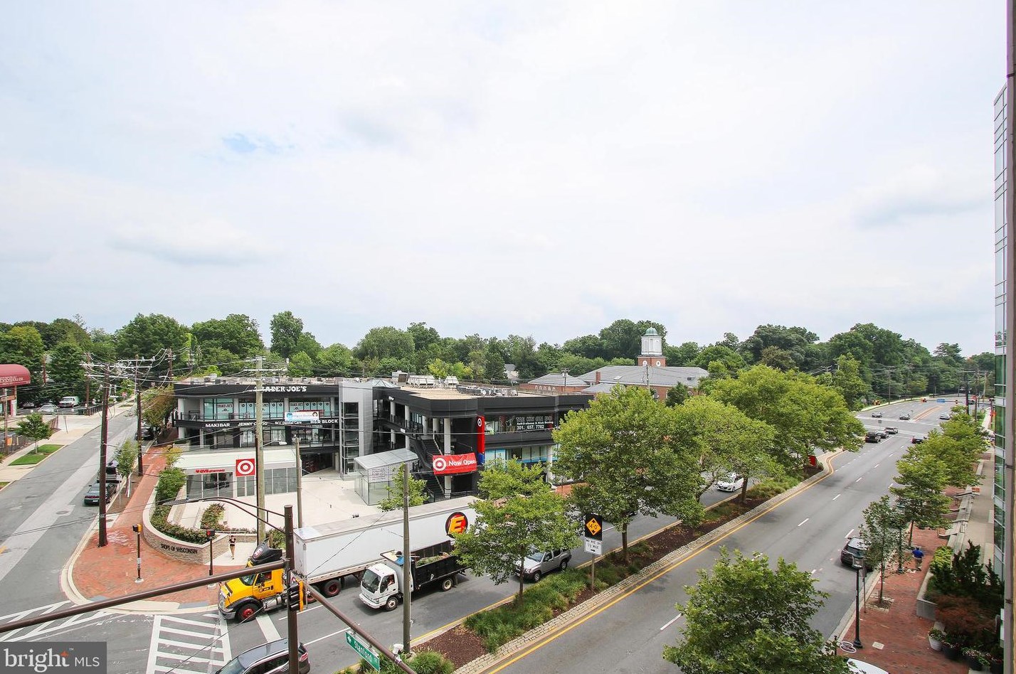 6820 Wisconsin Ave, Bethesda MD  20815-6121 exterior