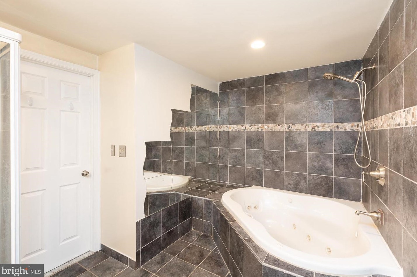 122 Holdcroft Ln, Gaithersburg MD  20878-2712 exterior