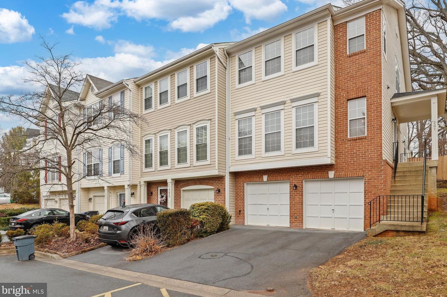 207 Twelve Oaks Dr, Gaithersburg, MD 20878-1171