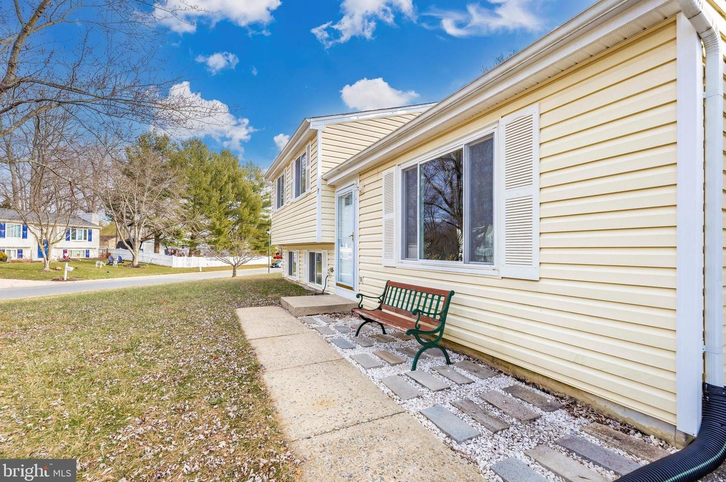 10237 Peanut Mill Dr, Gaithersburg, MD 20882-4027