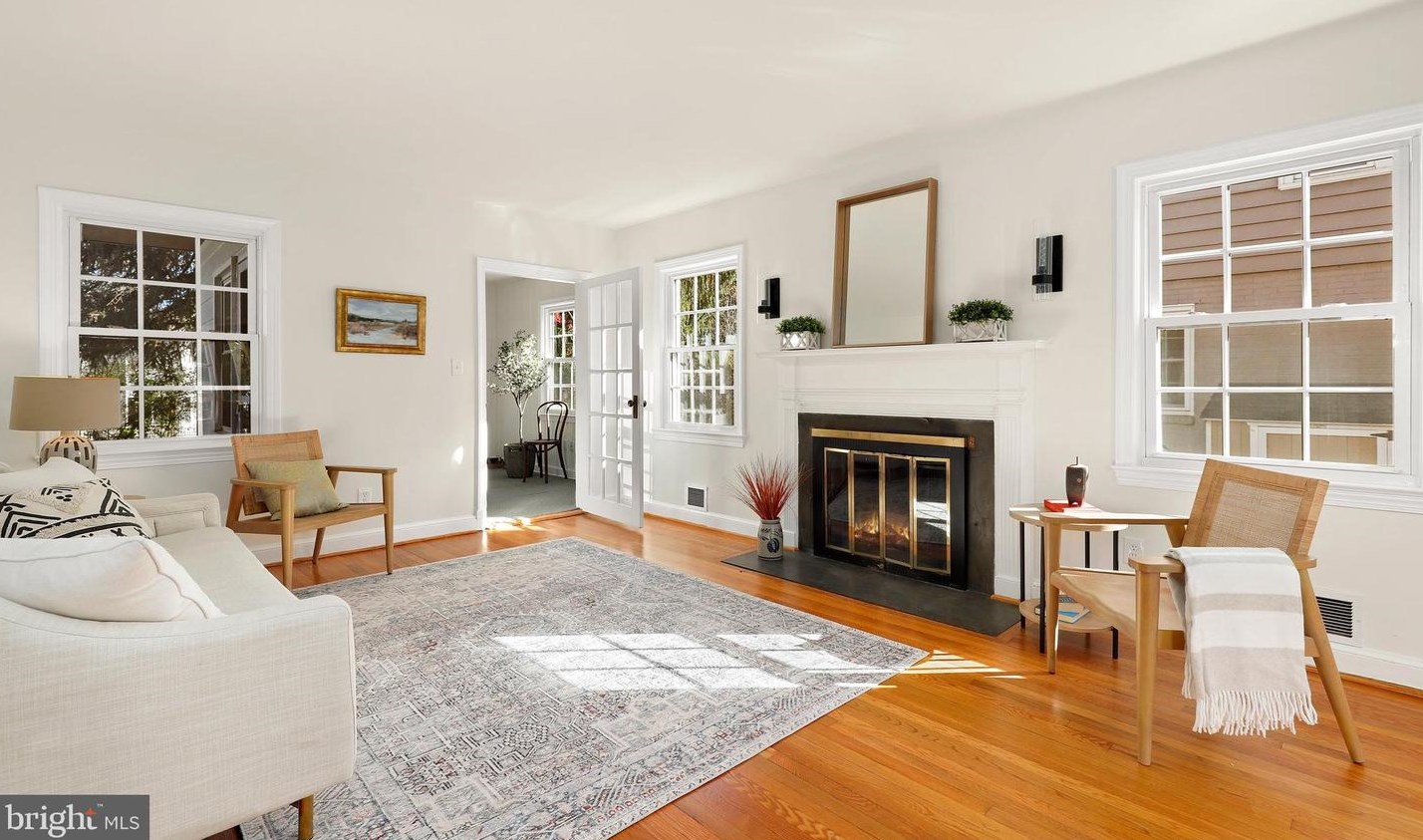 5909 Wilson Ln, Bethesda MD  20817-3854 exterior