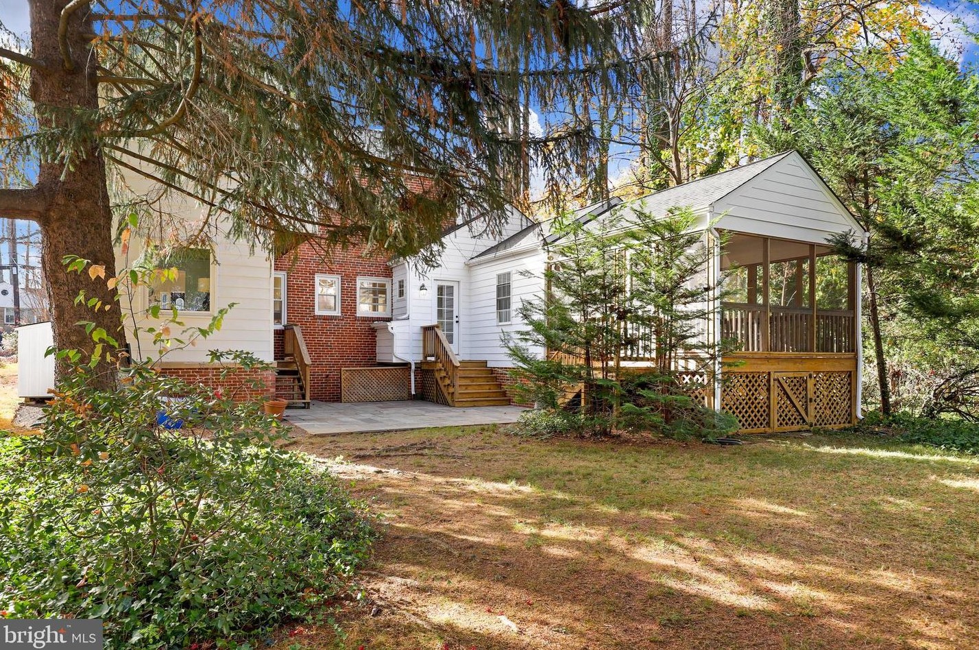 5909 Wilson Ln, Bethesda MD  20817-3854 exterior