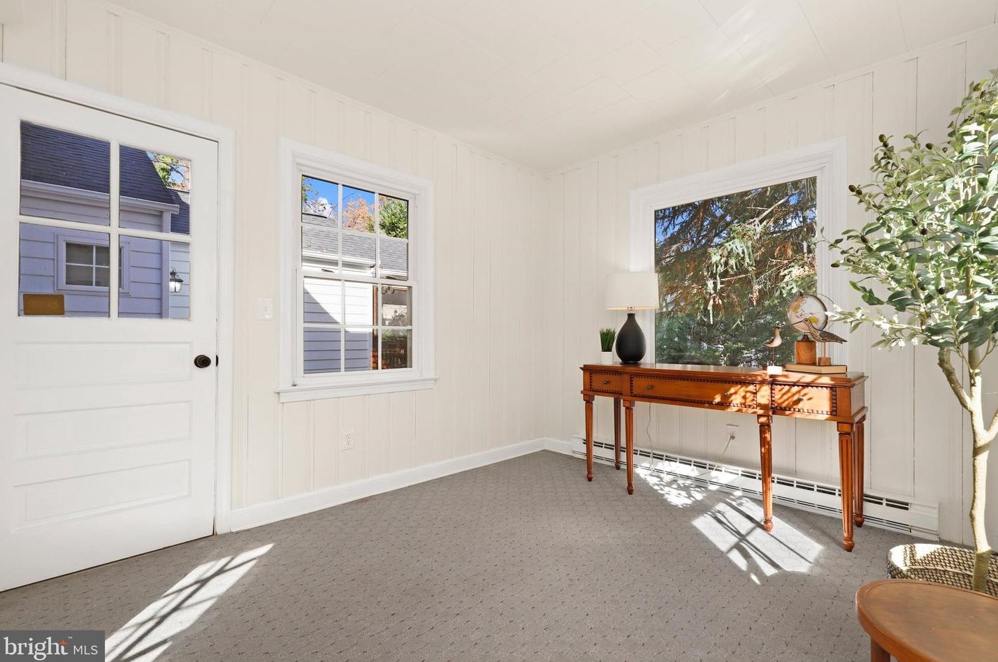 5909 Wilson Ln, Bethesda MD  20817-3854 exterior