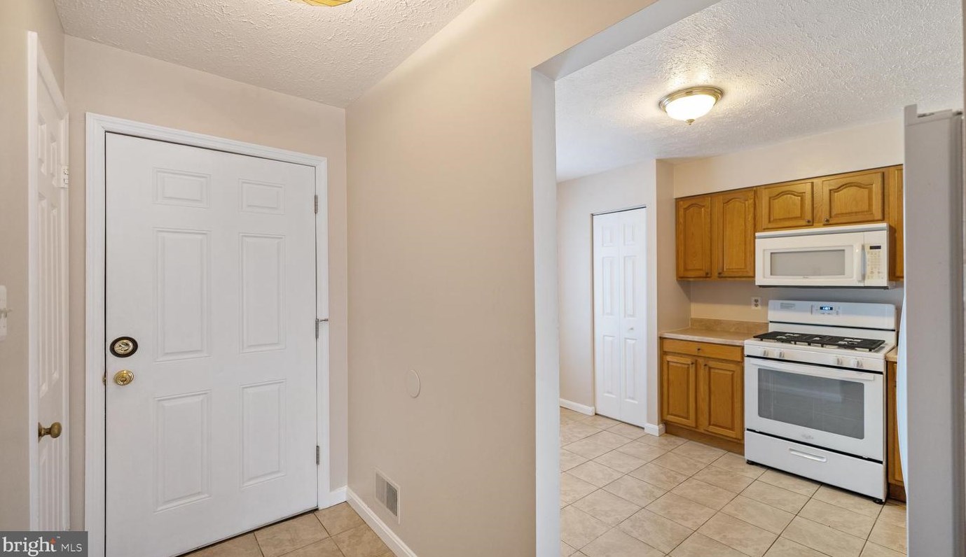 15607 Ambiance Dr, Gaithersburg, MD 20878-2351