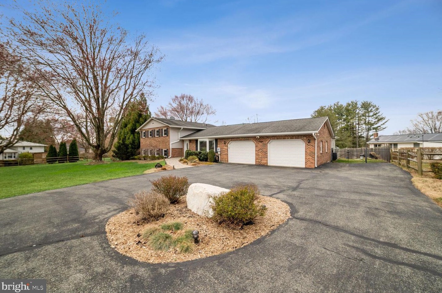 8704 Woodfield Ct, Gaithersburg MD  20882-3710 exterior