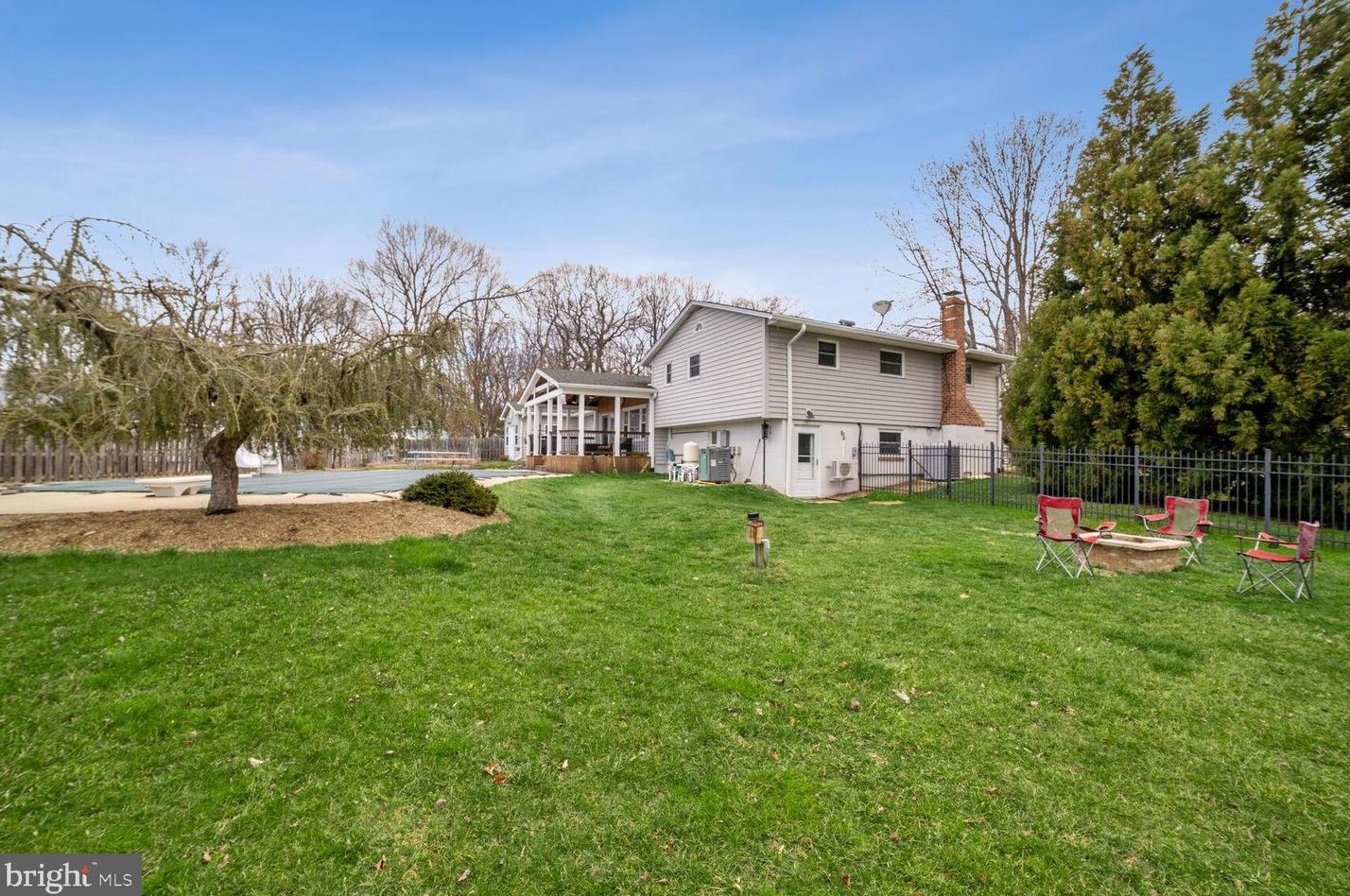 8704 Woodfield Ct, Gaithersburg MD  20882-3710 exterior