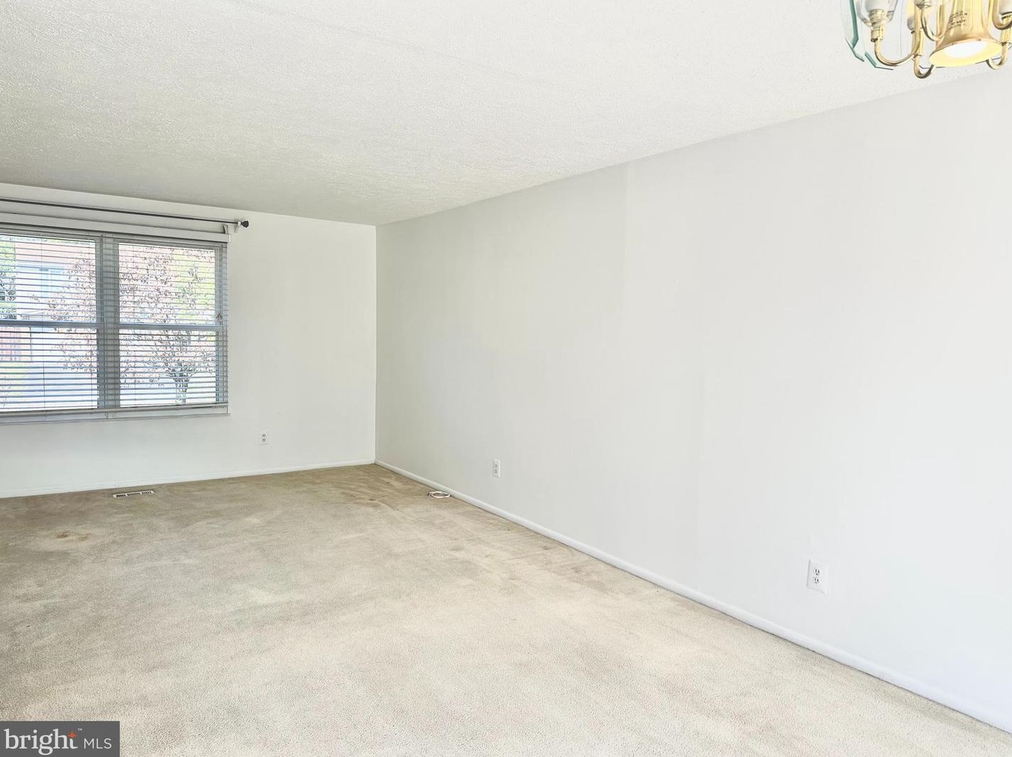 8200 Cambourne Ct, Gaithersburg MD  20877-1198 exterior