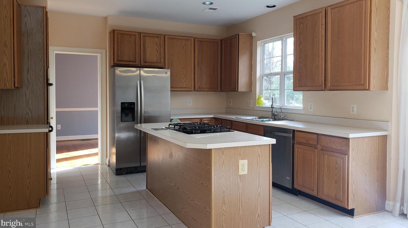 7512 Oyster Bay Way, Gaithersburg MD  20886-5907 exterior