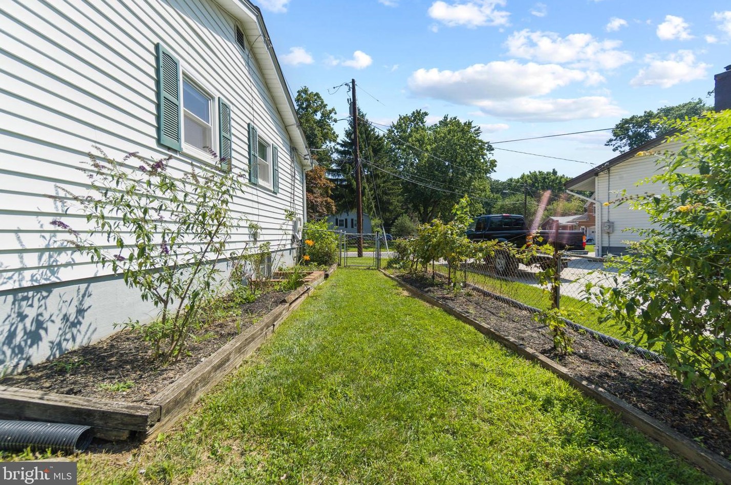 215 Hutton St, Gaithersburg MD  20877-2055 exterior