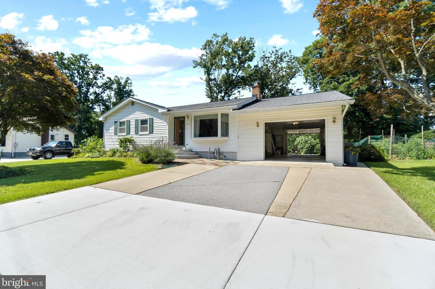 215 Hutton St, Gaithersburg MD  20877-2055 exterior