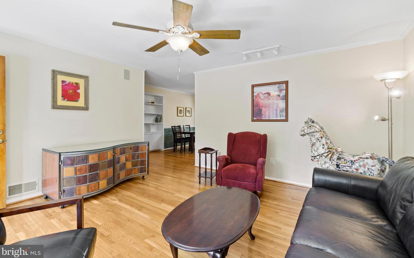 215 Hutton St, Gaithersburg MD  20877-2055 exterior