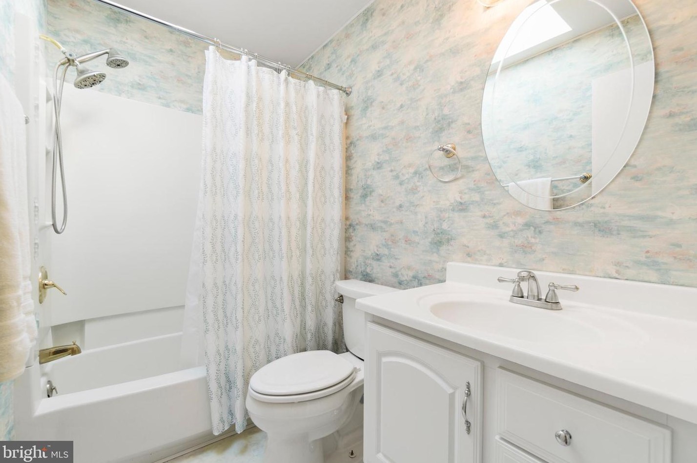 215 Hutton St, Gaithersburg MD  20877-2055 exterior