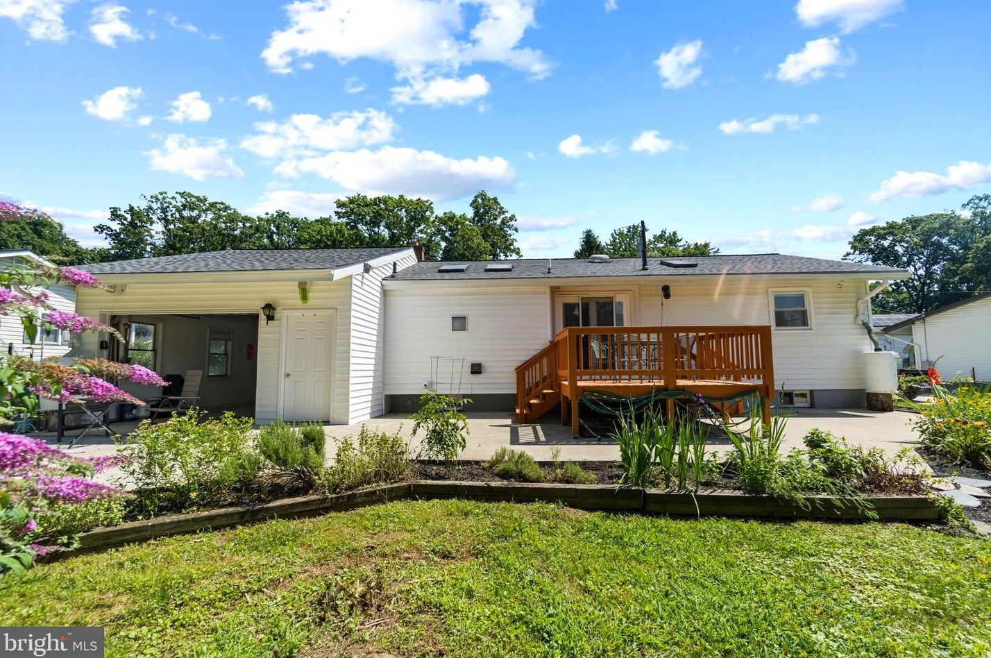 215 Hutton St, Gaithersburg MD  20877-2055 exterior