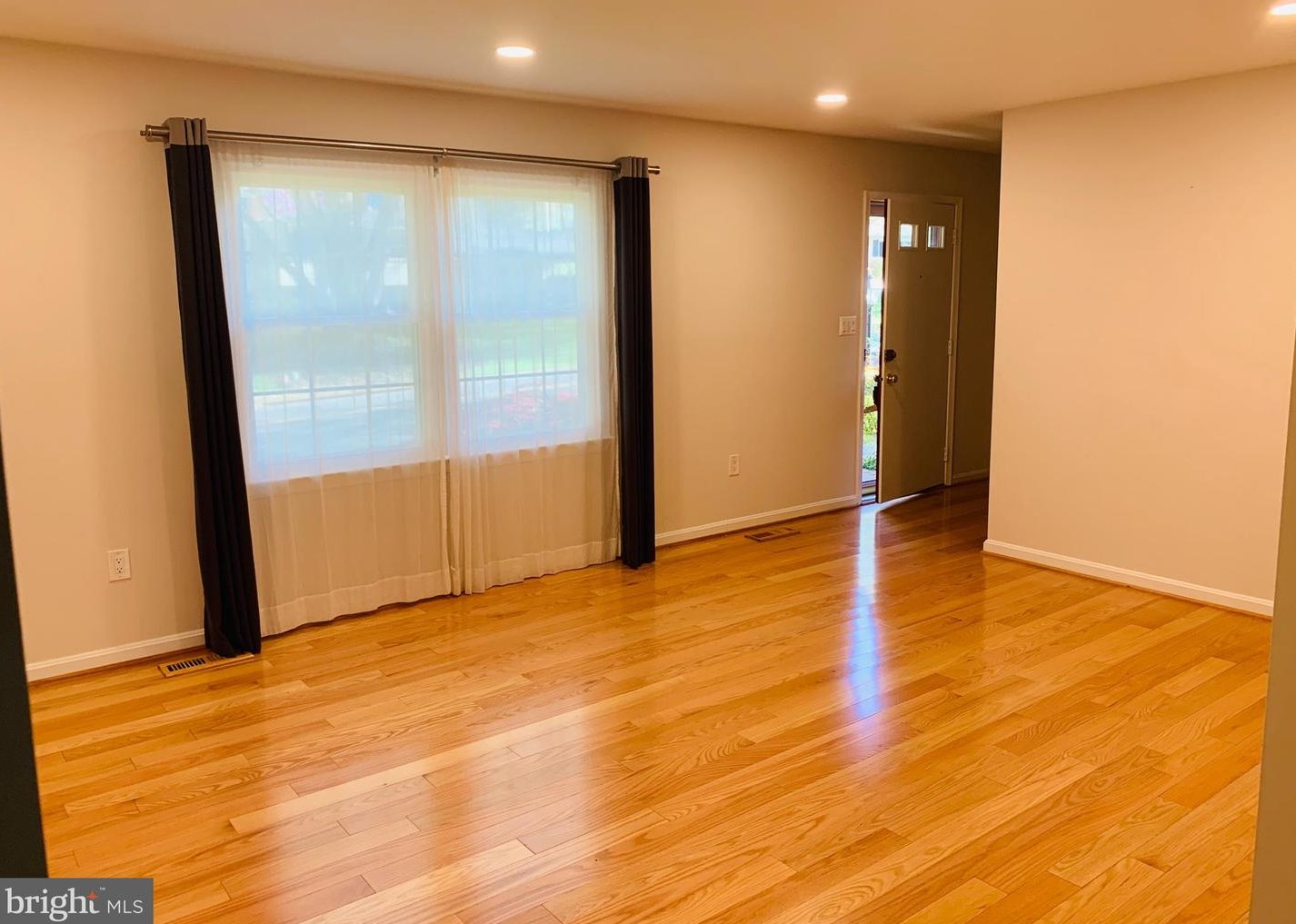 816 Diamond Dr, Gaithersburg, MD 20878