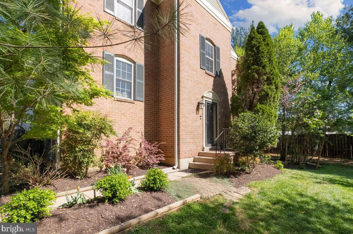 2 Narrowleaf Ct, Gaithersburg, MD 20878-2637