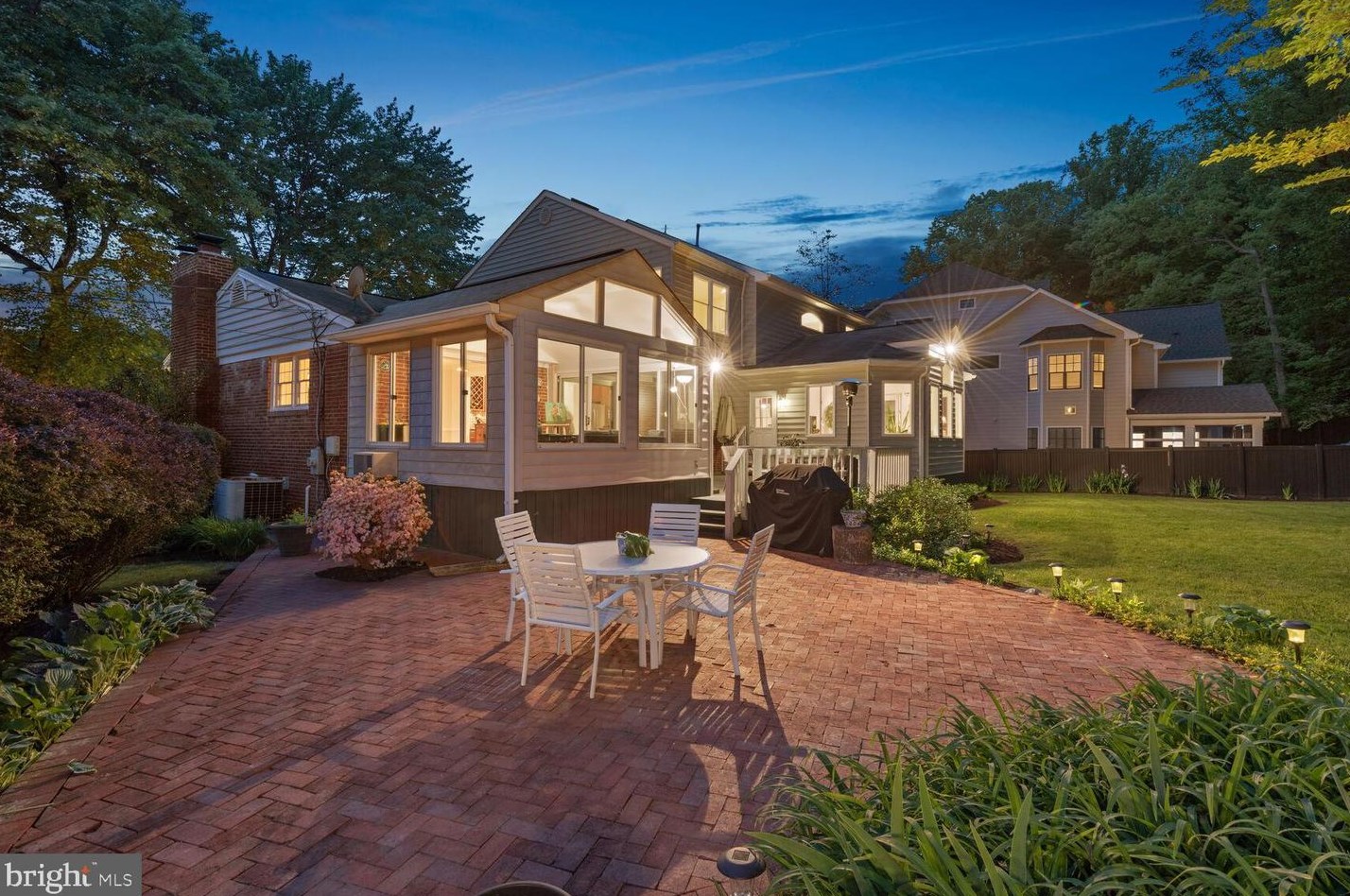 6832 Winterberry Ln, Bethesda, MD 20817-2939