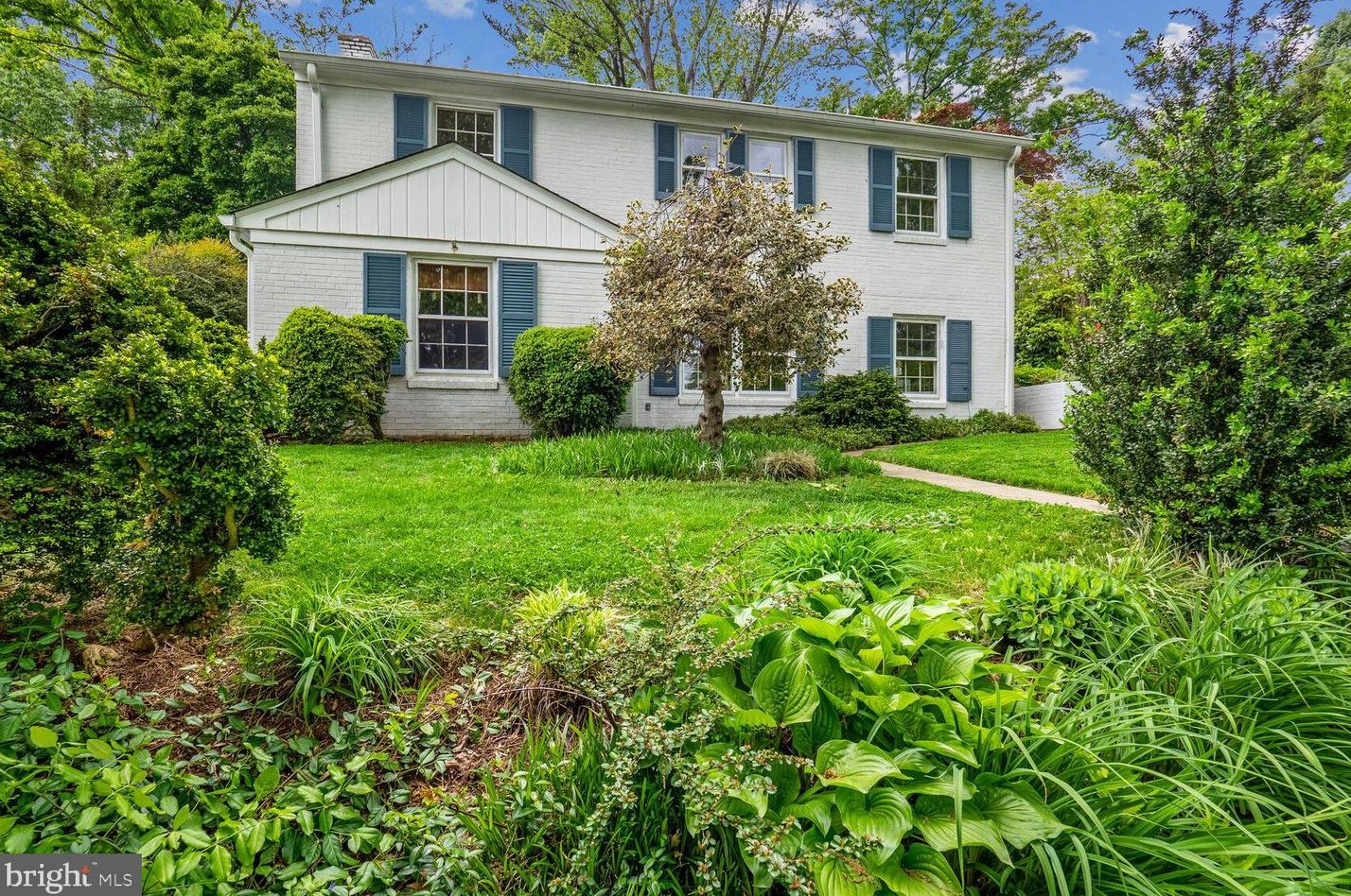 4910 Flint Dr, Bethesda, MD 20816-1746