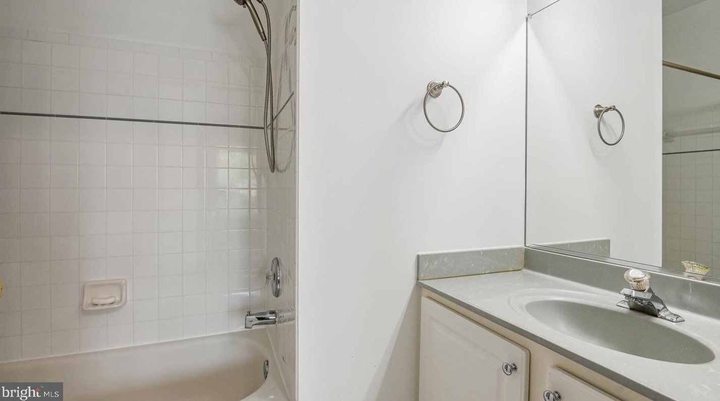 809 Gatestone St, Gaithersburg MD  20878-2183 exterior