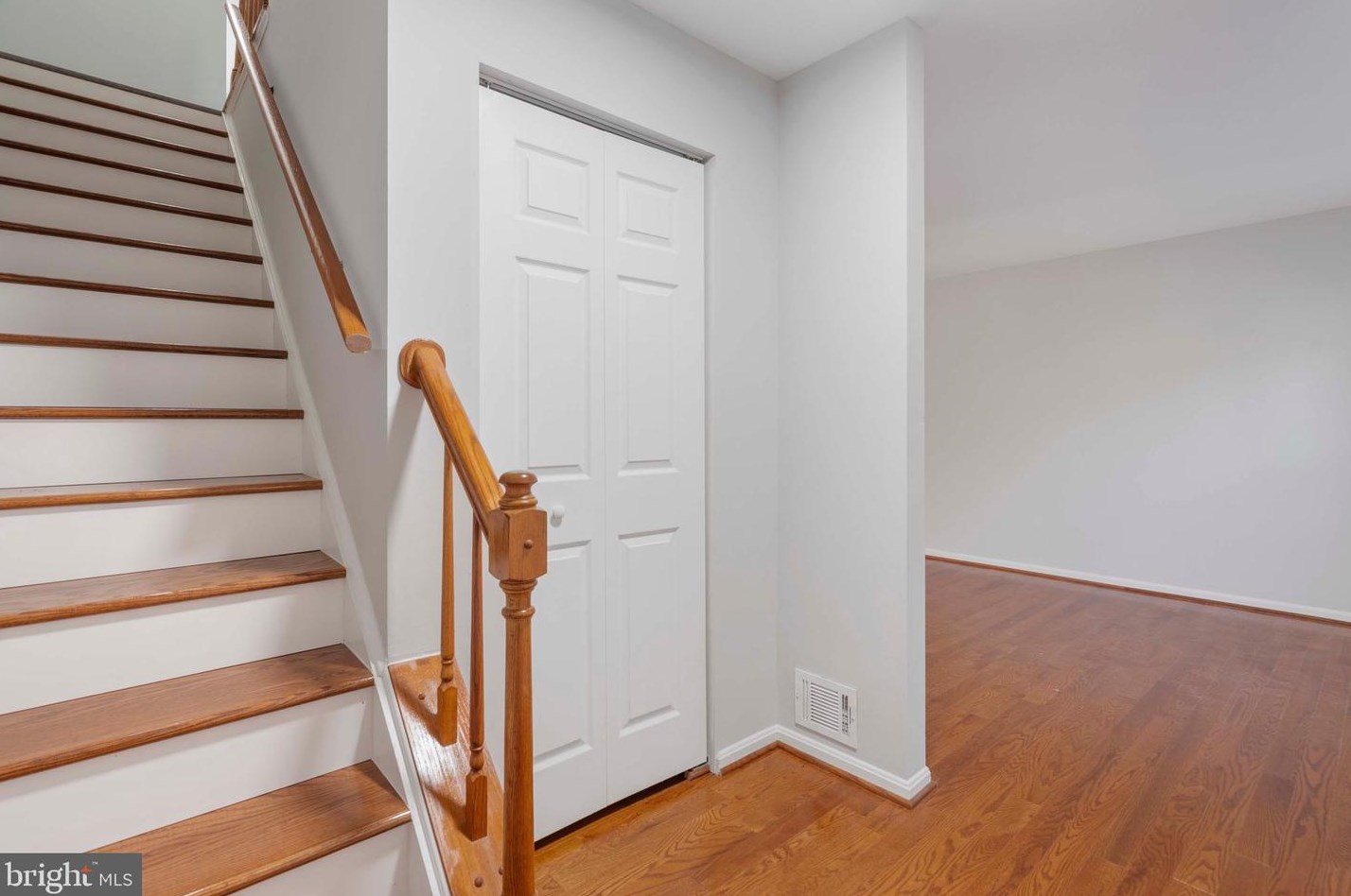 15624 Ambiance Dr, Gaithersburg MD  20878-2352 exterior