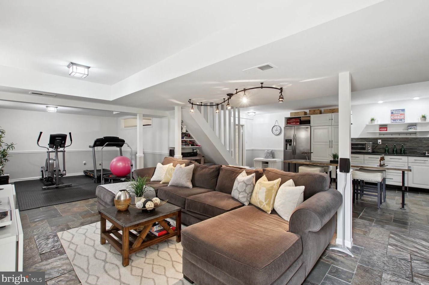 21600 Glendalough Rd, Gaithersburg MD 20882-4864 exterior