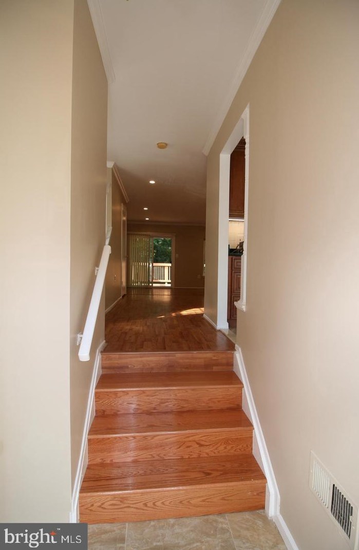 512 Suffield Dr, Gaithersburg, MD 20878-2679