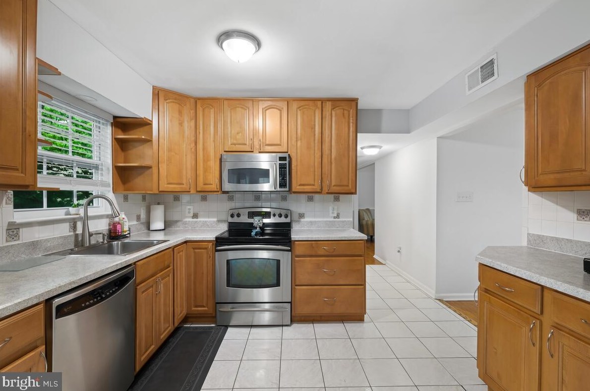 8404 Tea Rose Dr, Gaithersburg MD  20879-4651 exterior