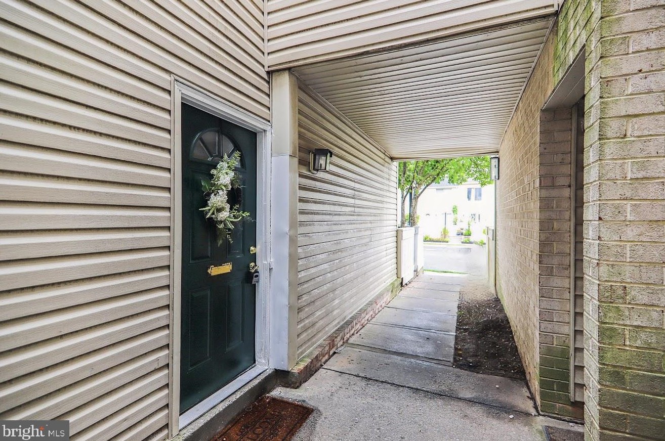 9910 Ridgeline Dr, Gaithersburg, MD 20886-3016