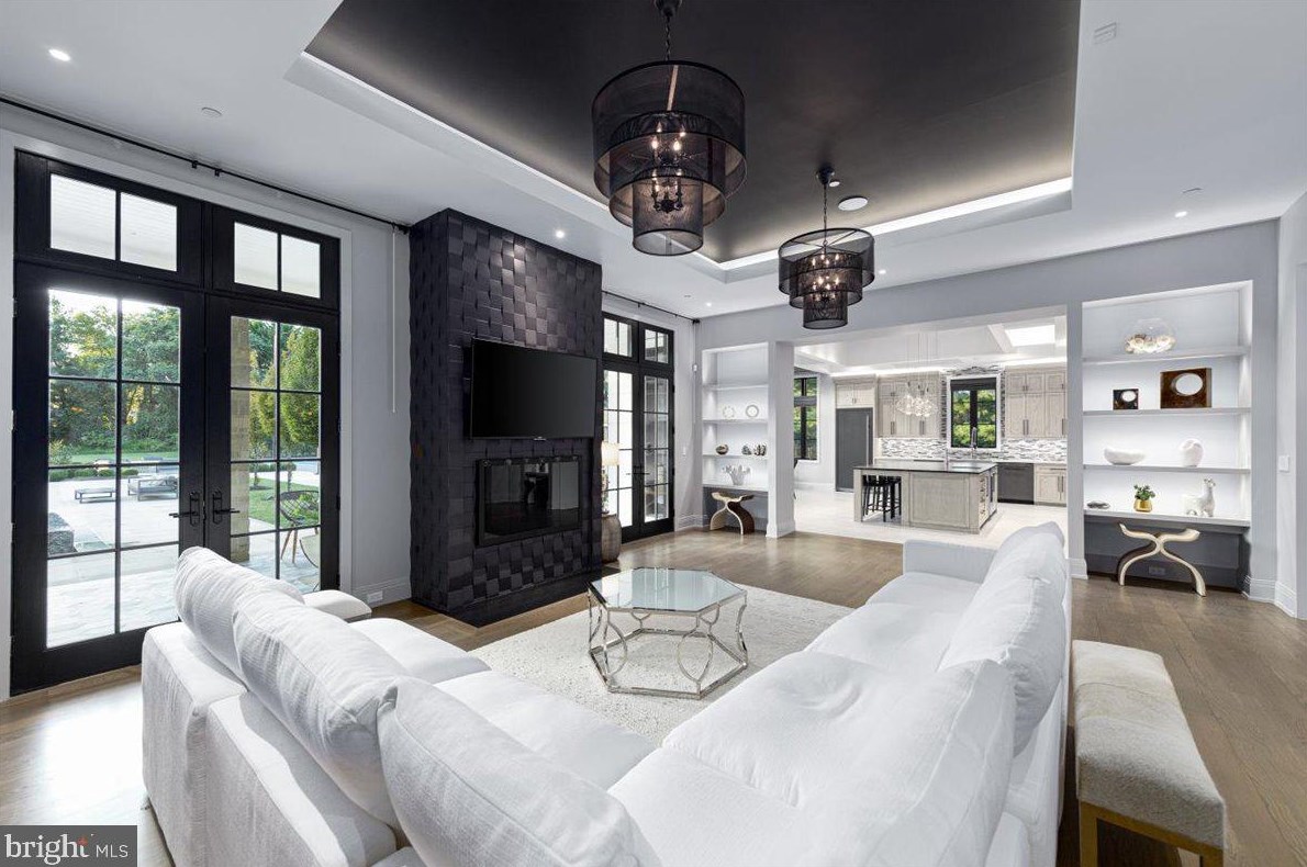 8913 Holly Leaf Ln, Bethesda, MD 20817-2654