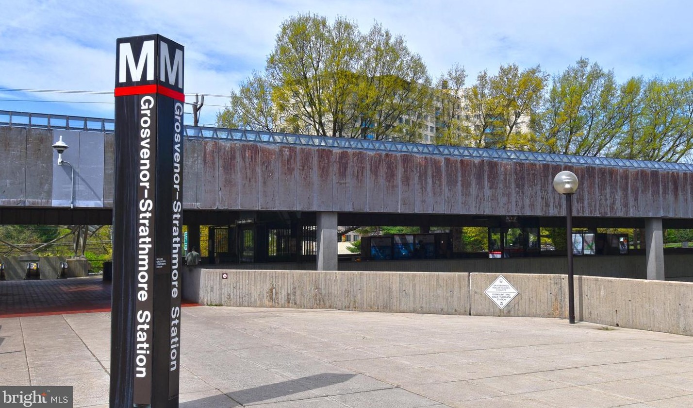 10401 Grosvenor Pl, Rockville MD  20852-4646 exterior