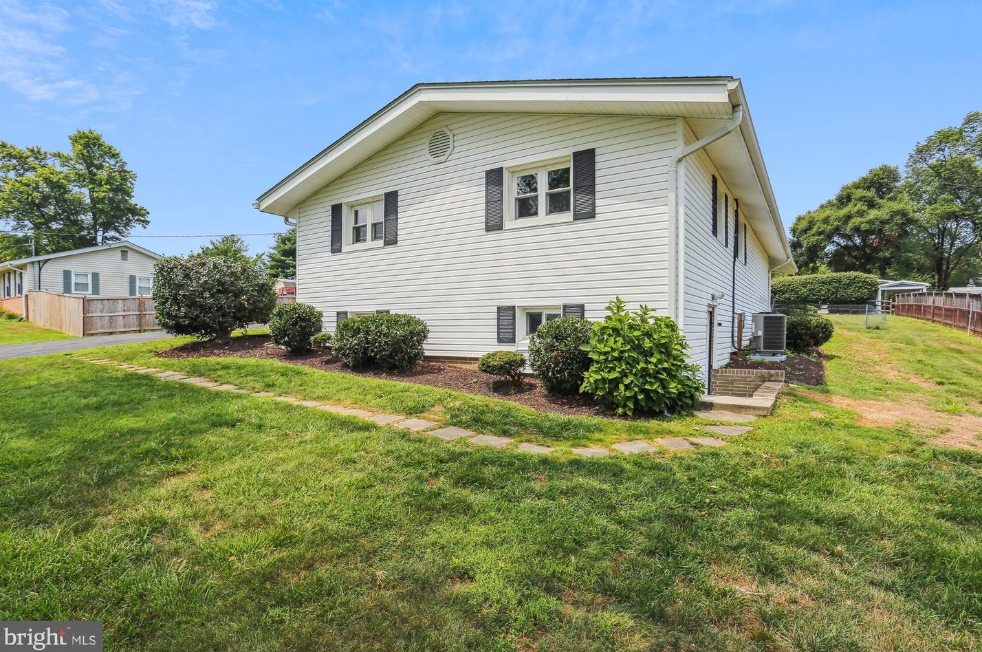 24404 Welsh Rd, Gaithersburg MD  20882-3934 exterior