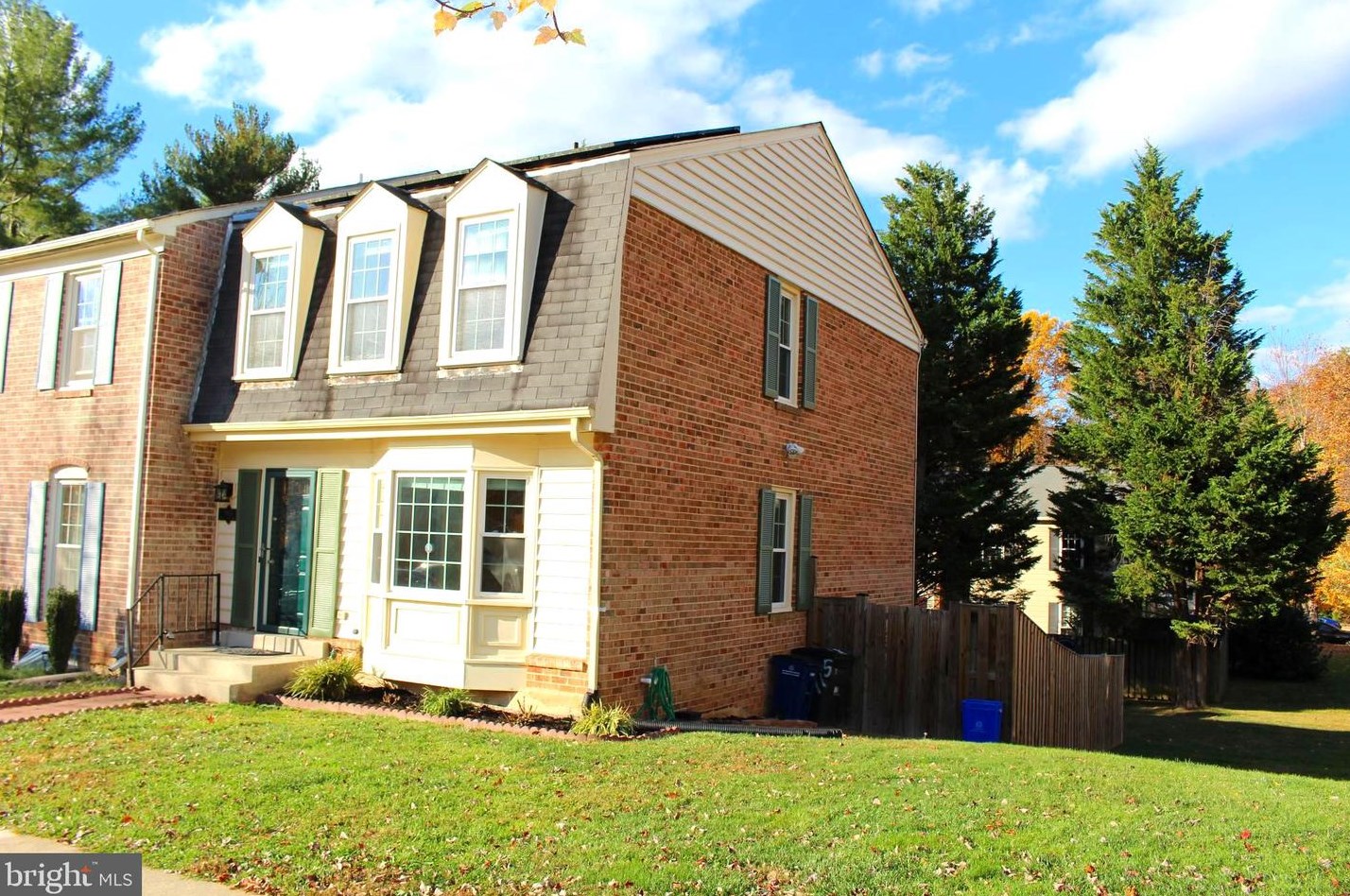 9915 Maple Leaf Dr, Gaithersburg, MD 20886-1133