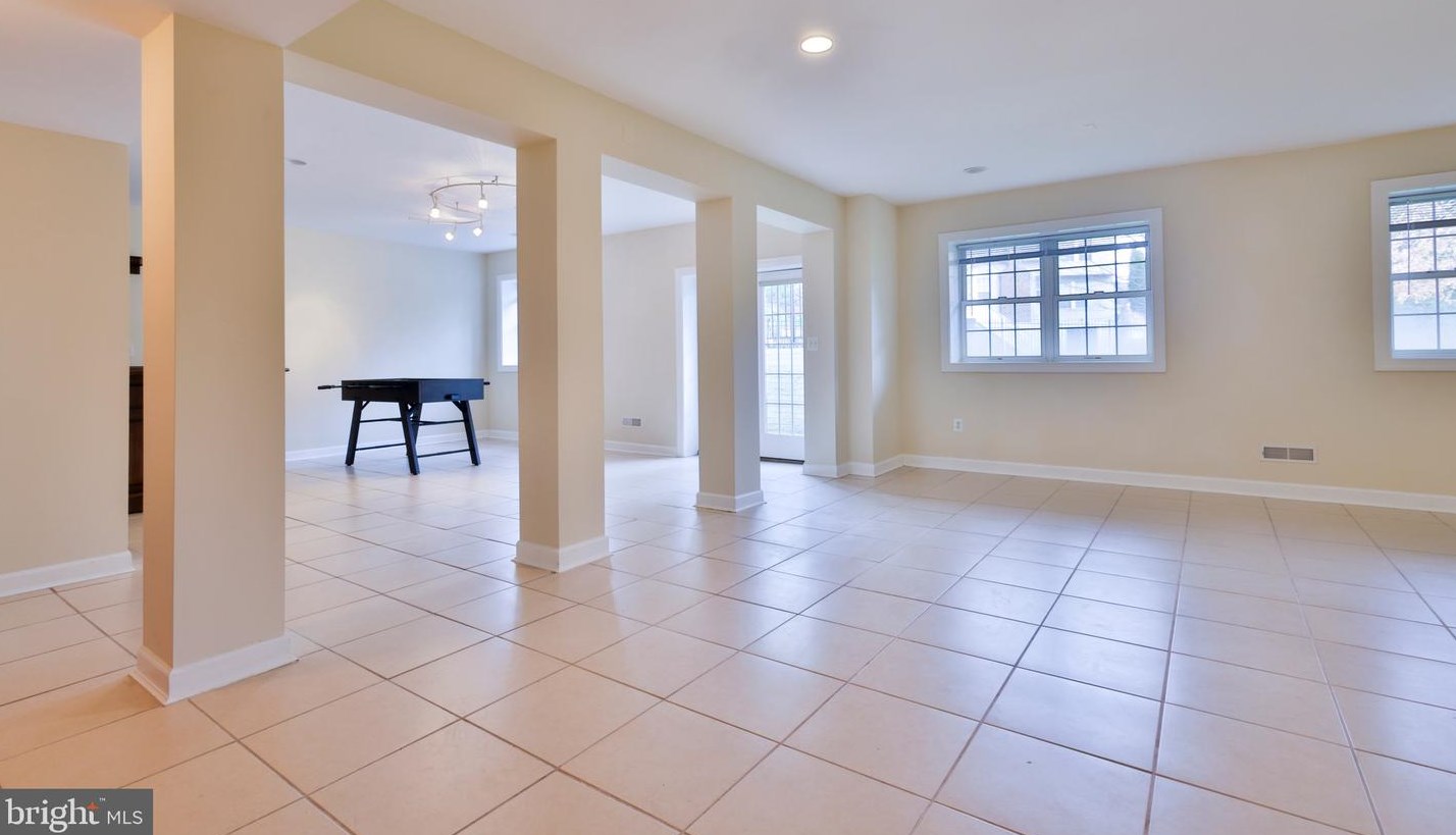 12501 Viewside Dr, Gaithersburg, MD 20878