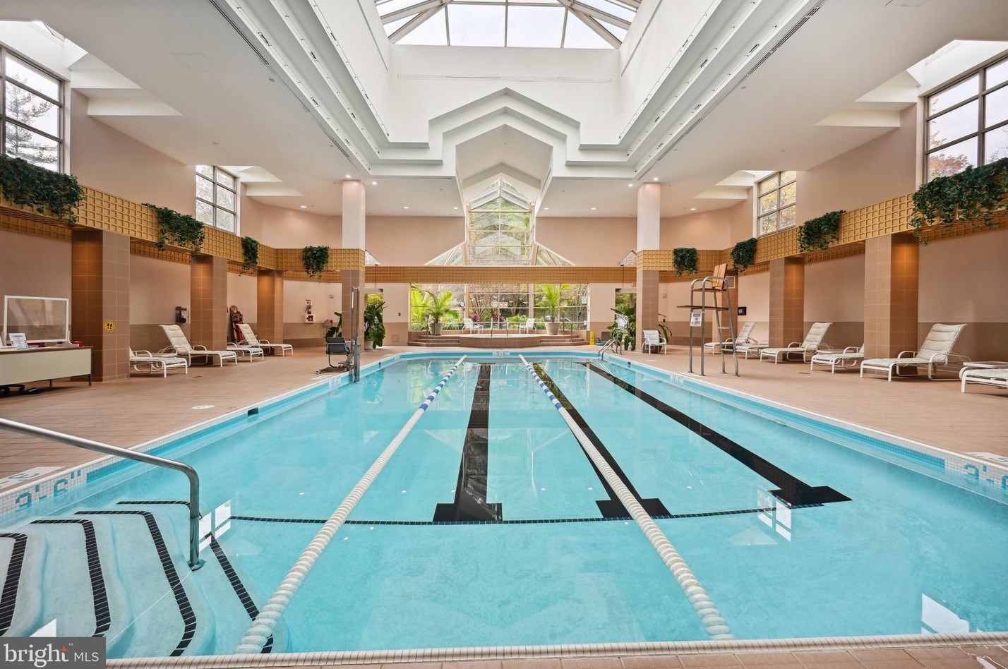 5610 Wisconsin Ave, Bethesda MD  20815-4415 exterior