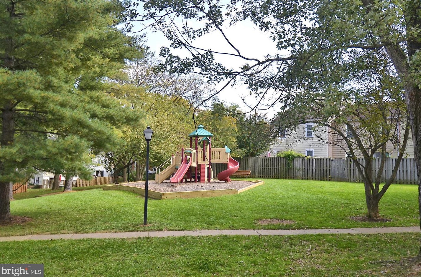 552 Monet Dr, Rockville MD 20850-3022 exterior