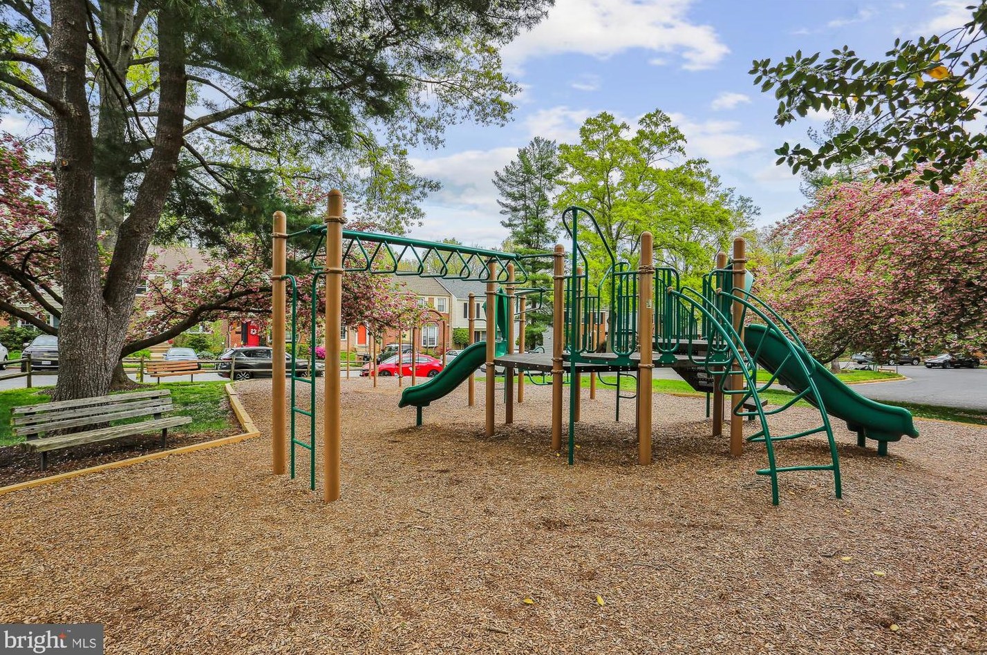 552 Monet Dr, Rockville MD 20850-3022 exterior