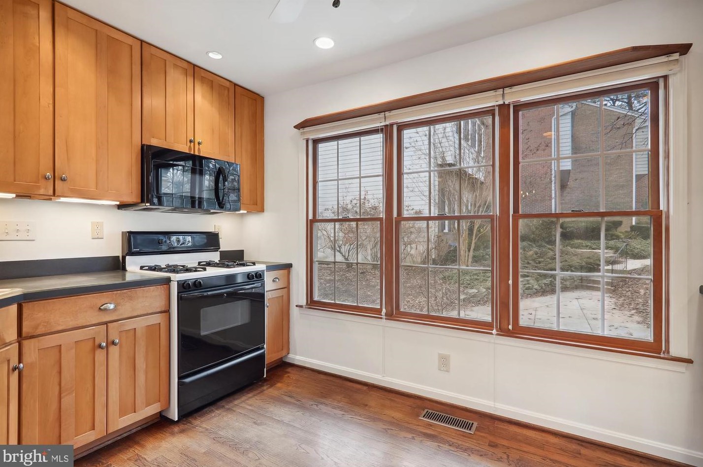 552 Monet Dr, Rockville MD 20850-3022 exterior