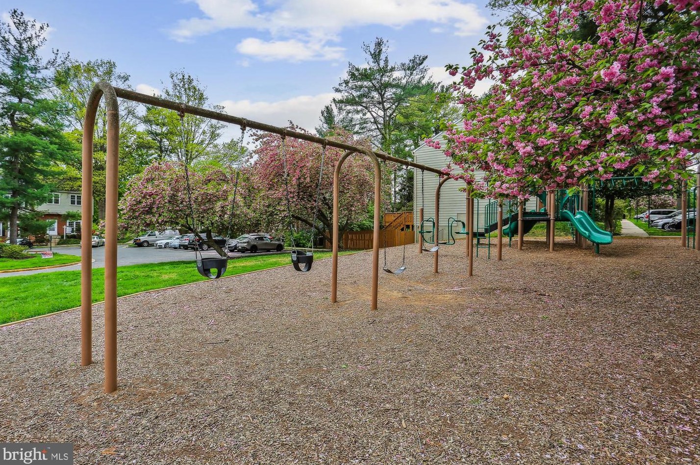 552 Monet Dr, Rockville MD 20850-3022 exterior