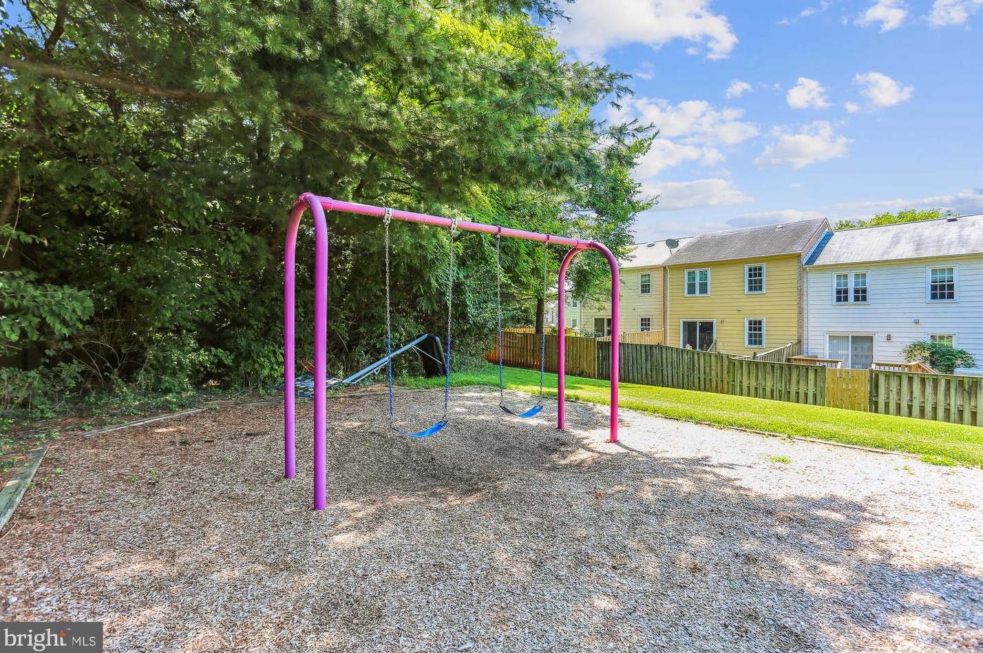 552 Monet Dr, Rockville MD 20850-3022 exterior