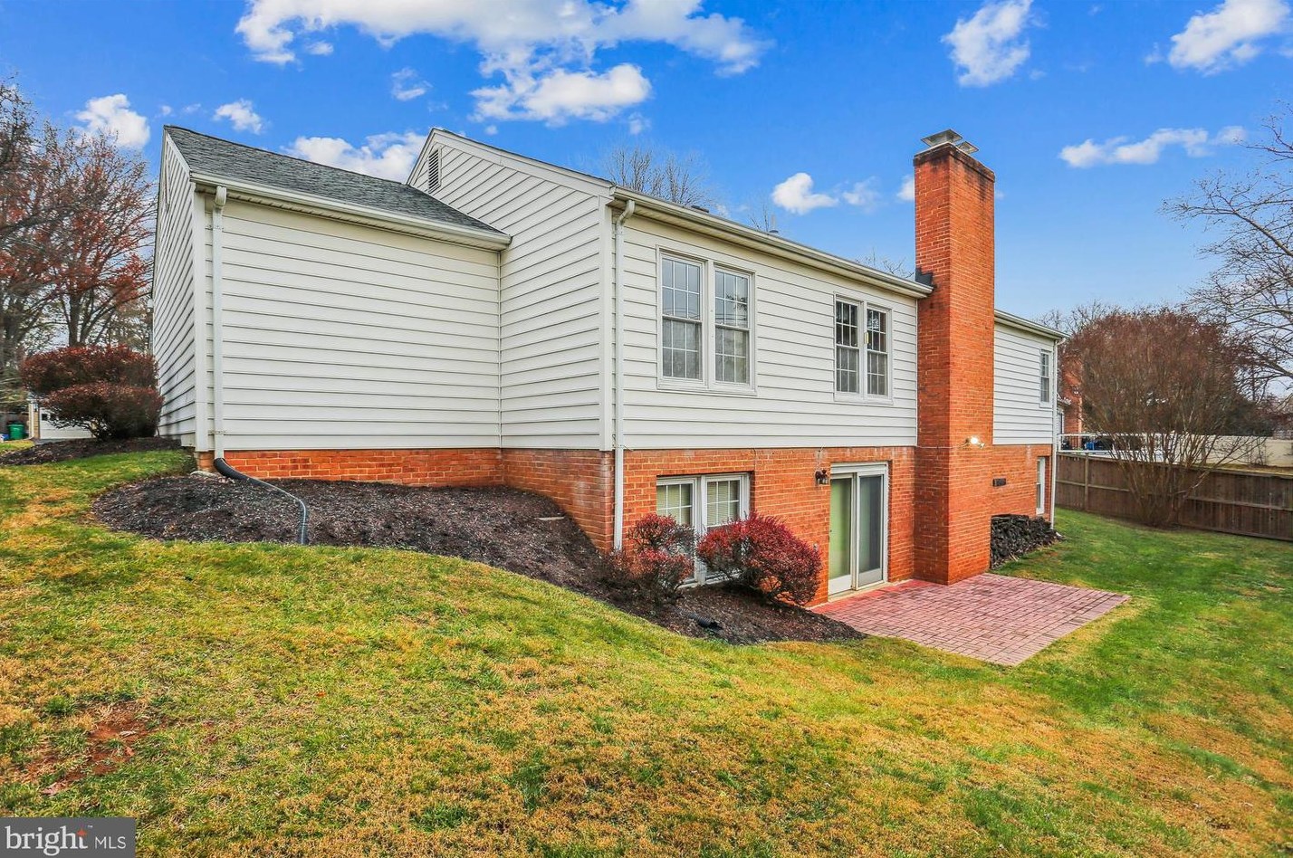 17 Redding Ridge Dr, Gaithersburg MD  20878-2625 exterior