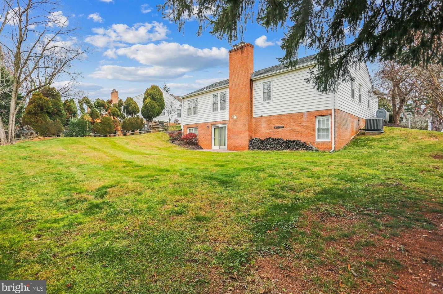 17 Redding Ridge Dr, Gaithersburg MD  20878-2625 exterior