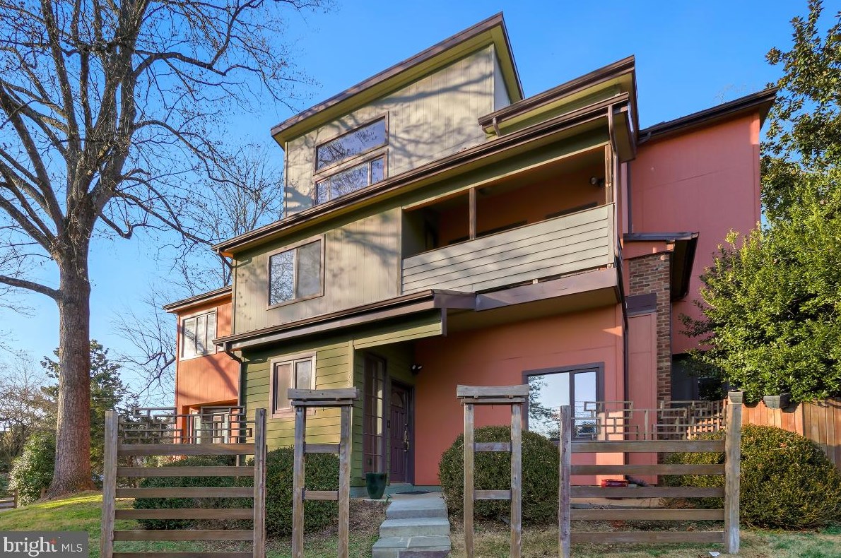 6204 Bannockburn Dr, Bethesda, MD 20817-5402