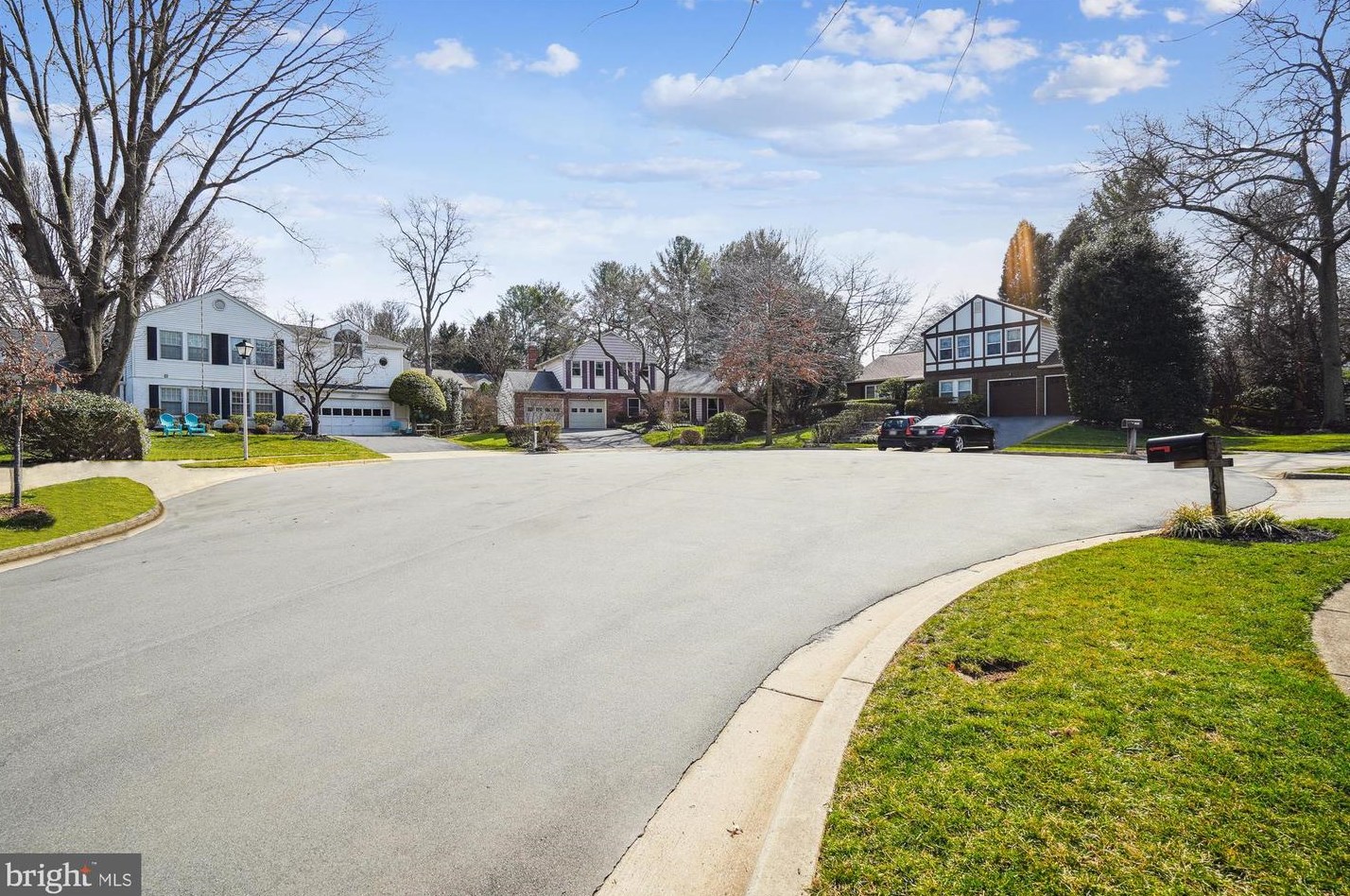 1605 Blue Meadow Rd, Rockville, MD 20854-2622