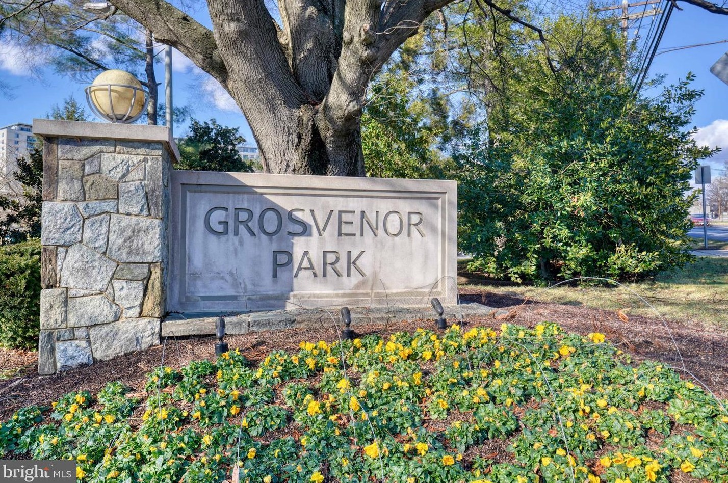 10201 Grosvenor Pl, Rockville MD  20852-4600 exterior