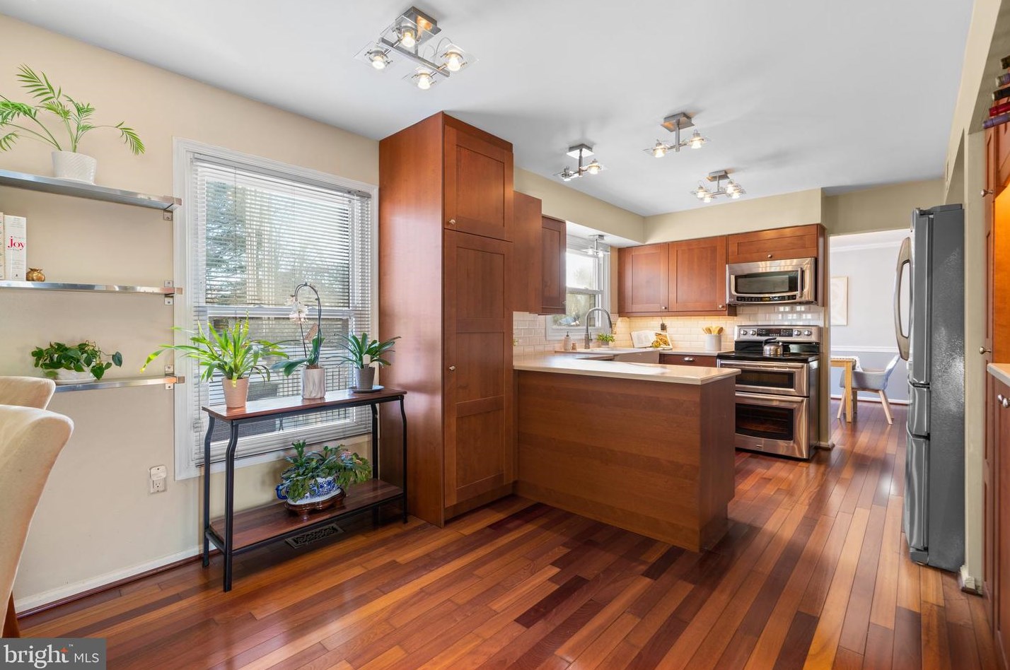 10 Amity Dr, Rockville, MD 20855-2578