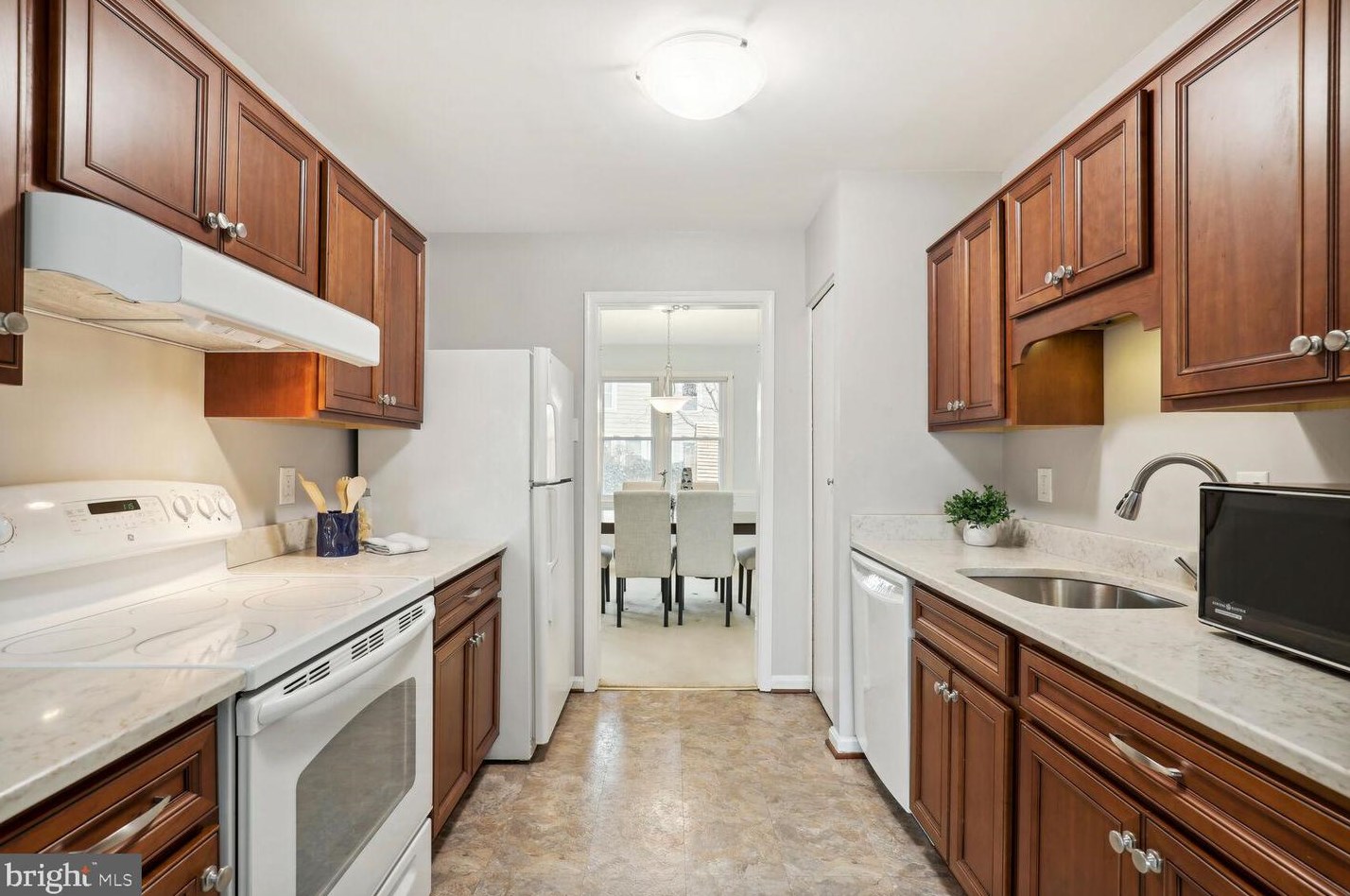 209 Longdraft Rd, Gaithersburg MD  20878-1033 exterior