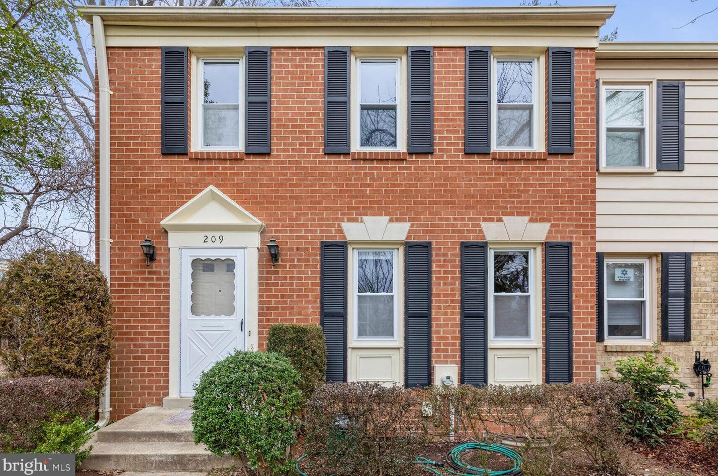 209 Longdraft Rd, Gaithersburg, MD 20878-1033