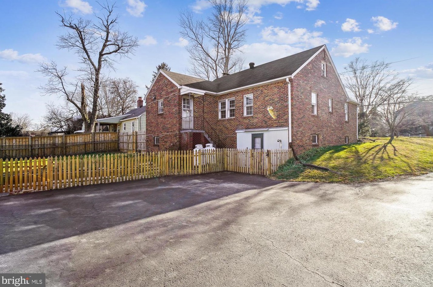 23729 Woodfield Rd, Gaithersburg, MD 20882-2821