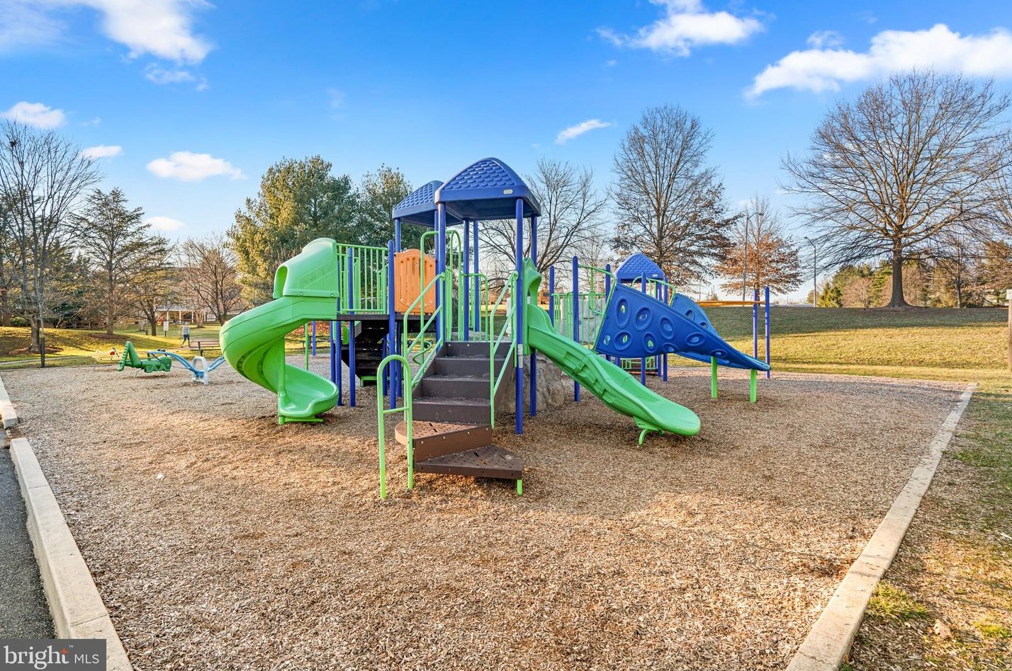 8628 Fountain Valley Dr, Gaithersburg MD  20886-5673 exterior