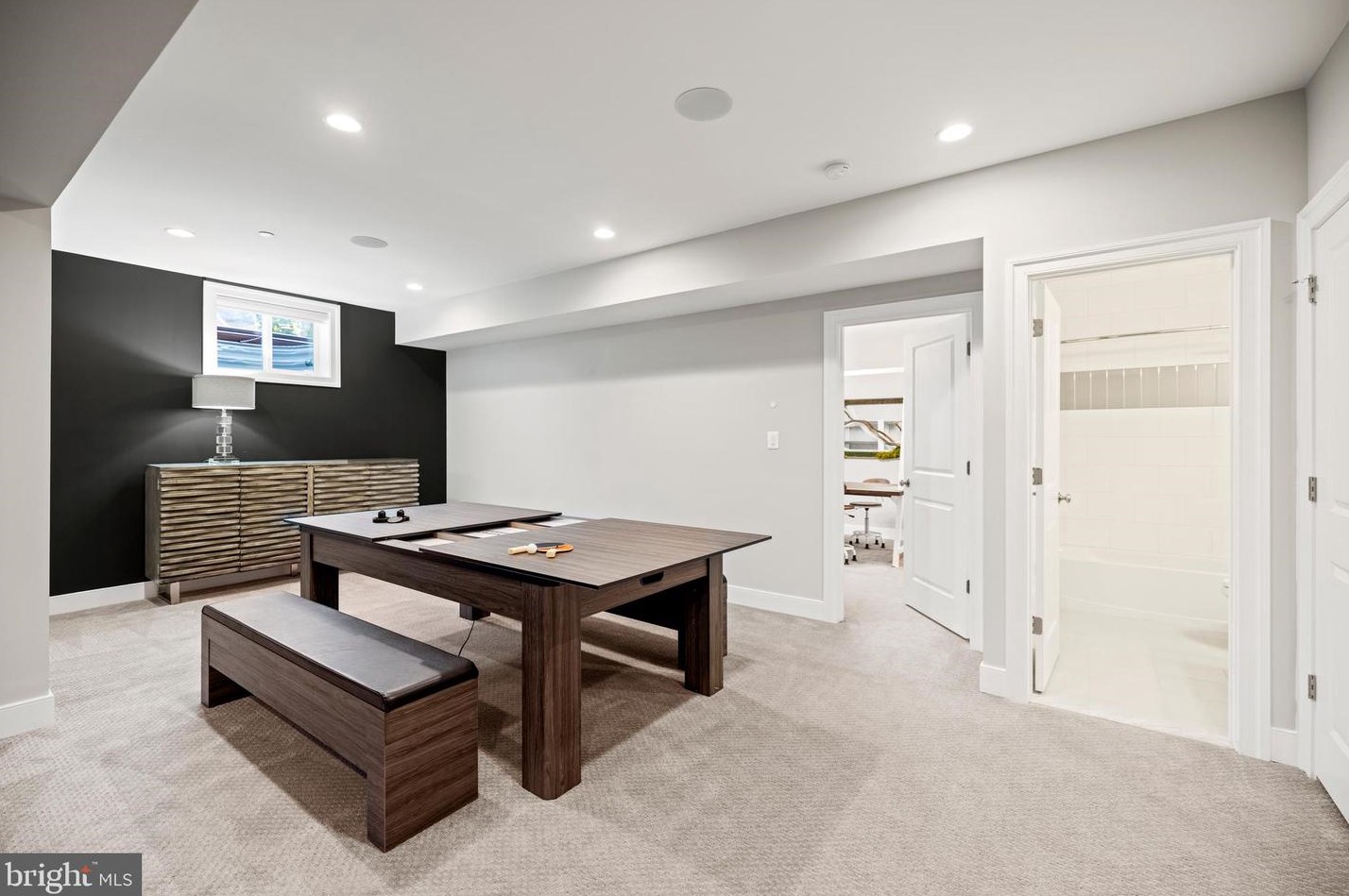 5816 Kingswood Rd, Bethesda MD 20814-1822 exterior