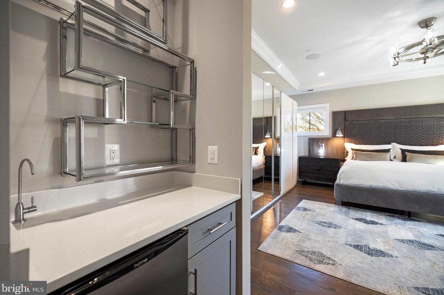 5816 Kingswood Rd, Bethesda MD 20814-1822 exterior